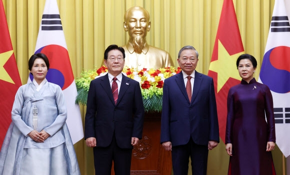 베트남을 국빈 방문한 이재명 대통령과 김혜경 여사가 22일(현지시간) 하노이 주석궁에서 공식환영식 후 또 럼 공산당 서기장 겸 국가주석과 배우자 응오 프엉 리 여사와 기념촬영을 하고 있다. 2026.4.22<br>연합뉴스