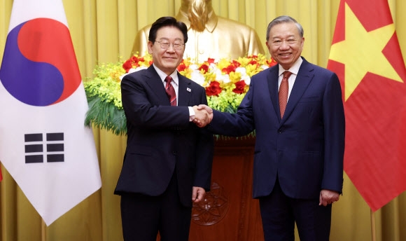 이재명 대통령과 또 럼 베트남 공산당 서기장 겸 국가주석이 22일(현지시간) 하노이 주석궁에서 기념촬영을 하고 있다. 2026.4.22<br>연합뉴스