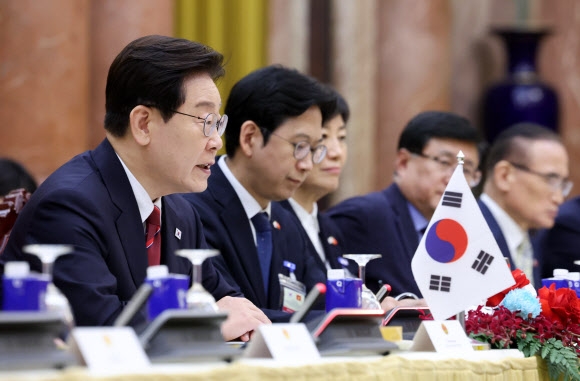 이재명 대통령이 22일(현지시간) 베트남 하노이 주석궁에서 열린 또 럼 베트남 공산당 서기장 겸 국가주석과의 확대정상회담에서 발언하고 있다. 2026.4.22<br>연합뉴스