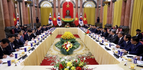 이재명 대통령과 또 럼 베트남 공산당 서기장 겸 국가주석이 22일(현지시간) 하노이 주석궁에서 확대정상회담을 하고 있다. 2026.4.22<br>연합뉴스