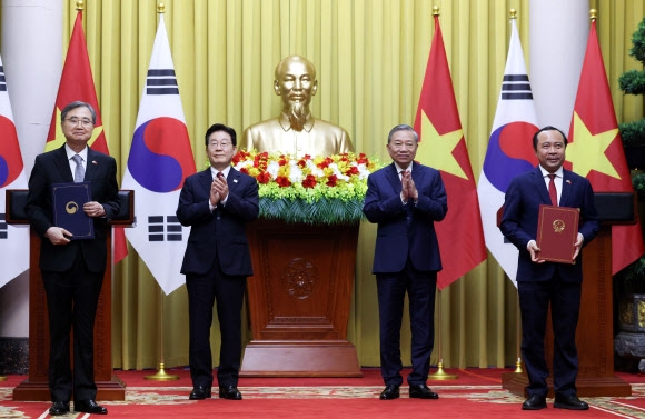 조현 외교부 장관과 부 하이 꾸언 베트남 과학기술부 장관이 22일(현지시간) 하노이 주석궁에서 이재명 대통령과 또 럼 공산당 서기장 겸 국가주석이 임석한 가운데 과학기술혁신 협력 마스터플랜 프레임워크 양해각서(MOU) 교환 후기념촬영을 하고 있다. 2026.4.22<br>연합뉴스