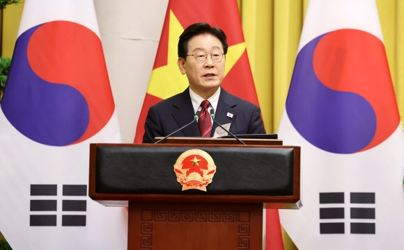 이재명 대통령이 22일(현지시간) 베트남 하노이 주석궁에서 열린 또 럼 서기장 겸 국가주석과의 공동언론발표에서 발언하고 있다. 2026.4.22<br>연합뉴스