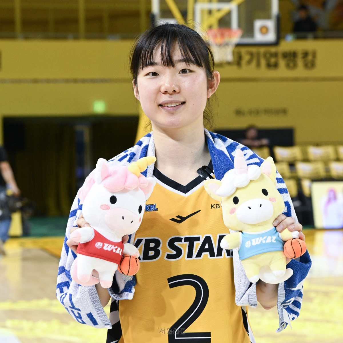 청주 KB 허예은이 22일 충북 청주체육관에서 열린 2025~26 여자프로농구 챔피언결정전 1차전에서 용인 삼성생명을 꺾은 뒤 기념 촬영을 하고 있다. 2026.4.22 WKBL 제공
