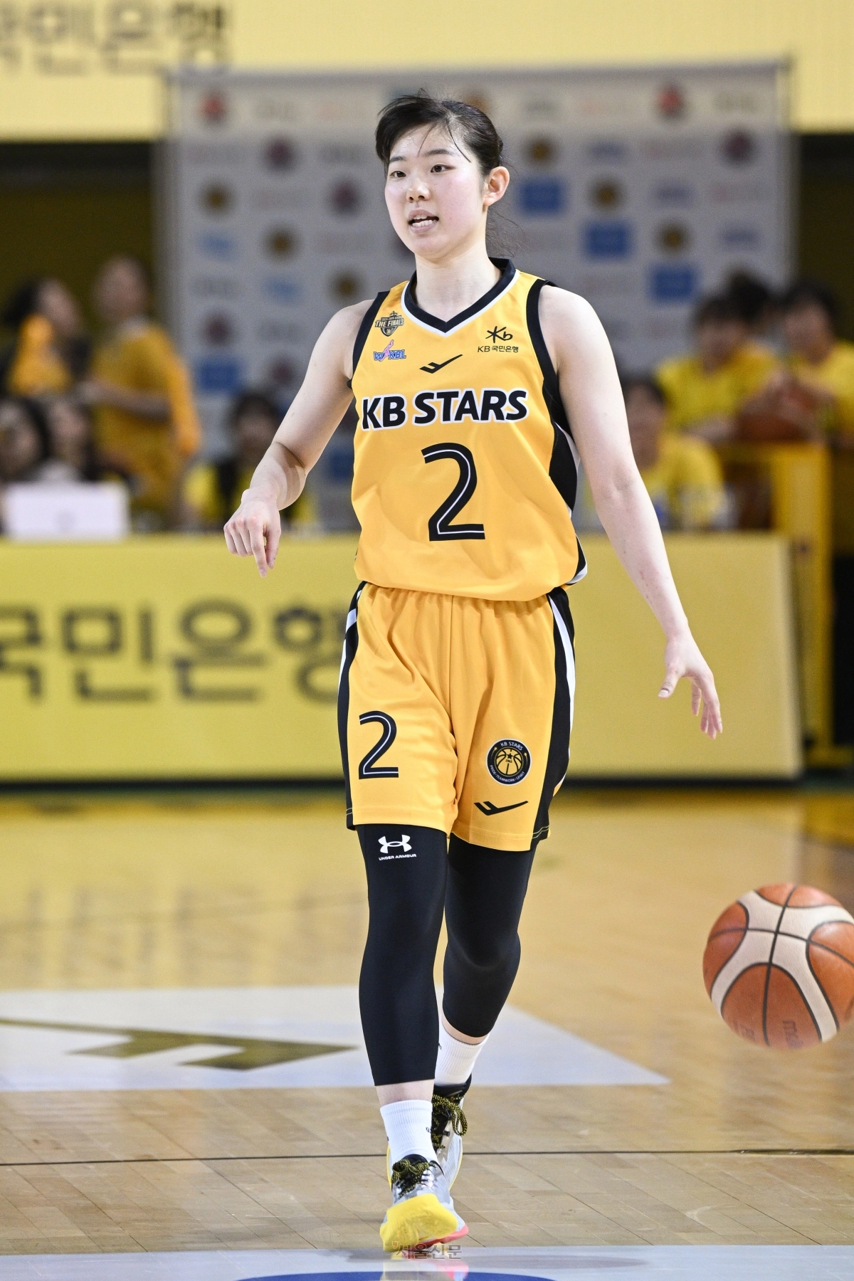 청주 KB 허예은이 22일 충북 청주체육관에서 열린 2025~26 여자프로농구 챔피언결정전 1차전에서 용인 삼성생명을 상대로 드리블하고 있다. 2026.4.22 WKBL 제공
