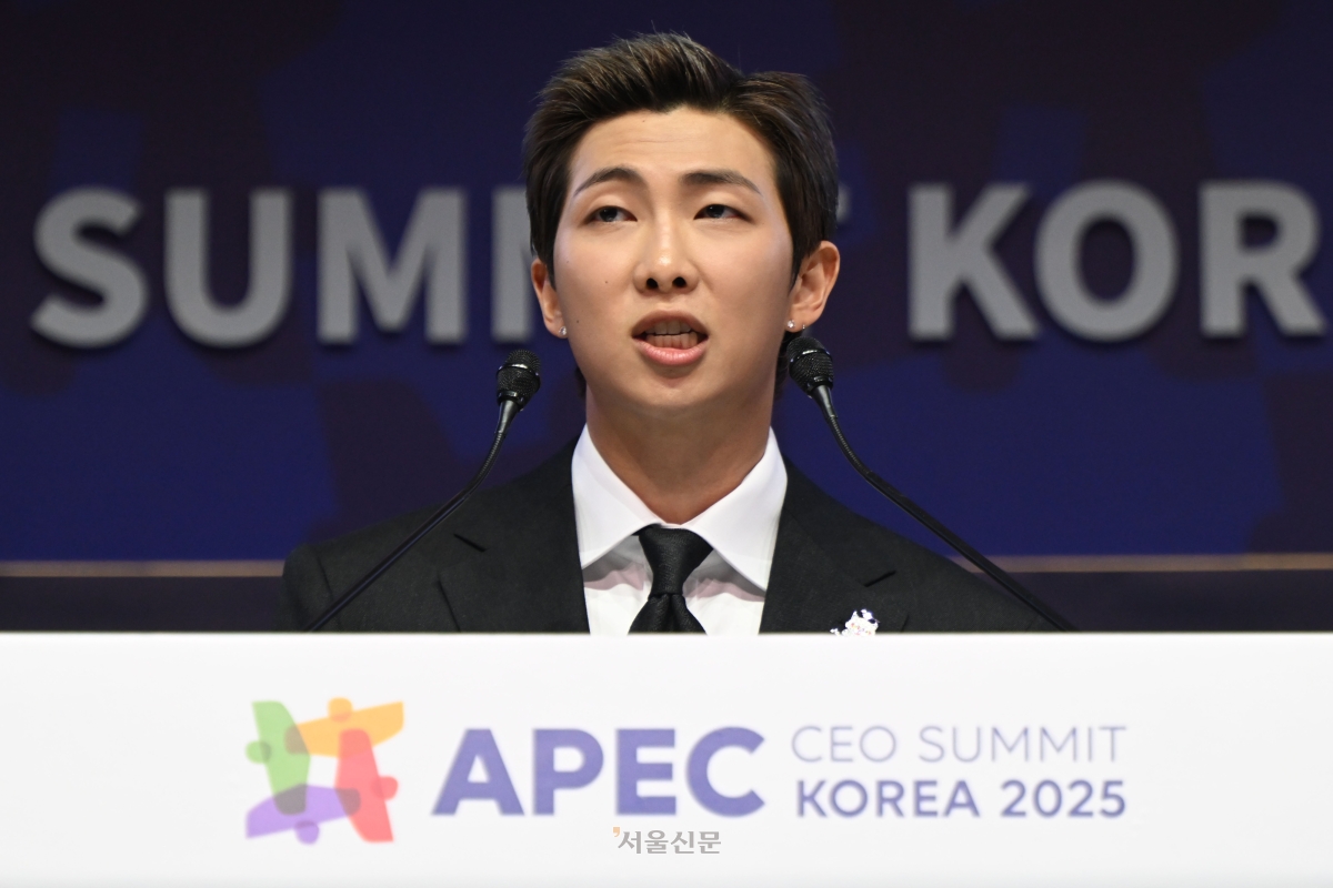 그룹 BTS의 RM(김남준)이 아시아태평양경제협력체(APEC) 정상회의 최고경영자(CEO) 서밋(Summit)에 참석해 ‘APEC 지역 내 문화산업과 K-컬쳐 소프트파워’를 주제로 연설하고 있다. 2025.10.29 경주 이지훈 기자