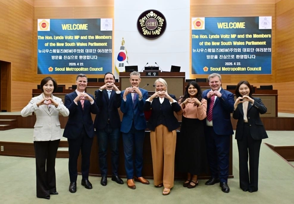 서울시의회 본회의장 참관(오른쪽에서 첫 번째 최호정 서울시의회 의장)