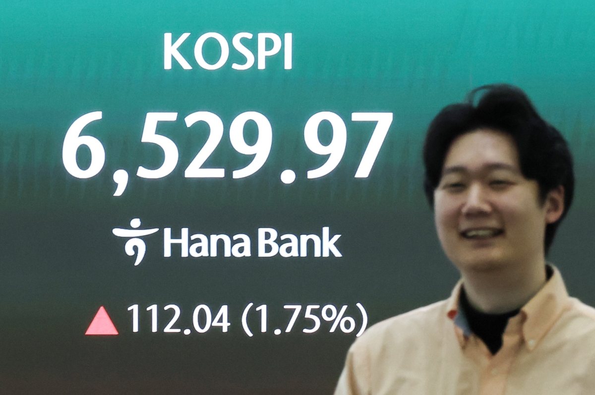임지훈 인턴기자 = 코스피가 연일 최고치를 경신하며 상승 출발한 23일 오전 서울 중구 하나은행 딜링룸 전광판에 코스피 지수가 표시되고 있다. 이날 코스피는 전 거래일 대비 70.90포인트(1.10%) 상승한 6488.83에 개장했다. 뉴스1
