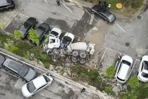 레미콘 차량, 아파트 옹벽 들이받고 5m 추락…차량 8대 깔려 파손