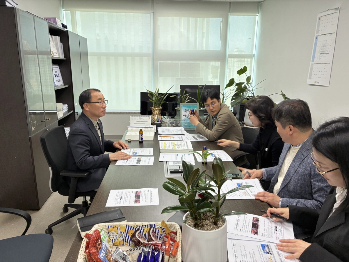 김선영 의원이 22일 경기도 박노극 경제실장과 경기도일자리재단 이진희 본부장 등으로부터 현안 업무 보고를 받고 향후 대책을 논의하고 있다.(사진=경기도의회)