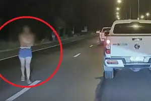 thumbnail - 한밤중 차 ‘쌩쌩’ 도로 활보한 女…이유가 남친과 싸워서?