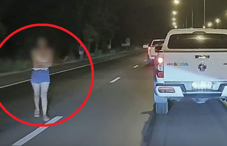 최근 태국의 한 여성이 심야 시간대 도로 한가운데를 가로질러 걷는 위험천만한 모습이 포착돼 온라인상에서 거센 비난을 받고 있다. 틱톡 캡처