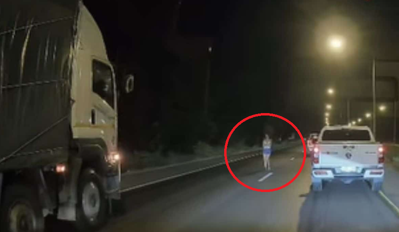 최근 태국의 한 여성이 심야 시간대 도로 한가운데를 가로질러 걷는 위험천만한 모습이 포착돼 온라인상에서 거센 비난을 받고 있다. 틱톡 캡처