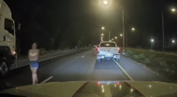 최근 태국의 한 여성이 심야 시간대 도로 한가운데를 가로질러 걷는 위험천만한 모습이 포착돼 온라인상에서 거센 비난을 받고 있다. 틱톡 캡처