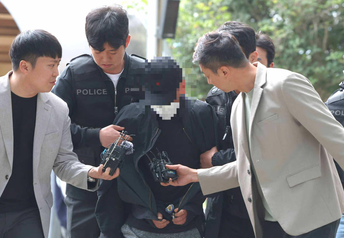 화물연대본부 집회 현장에서 화물차를 몰아 노조원을 치어 숨지게 한 혐의(살인 등)를 받는 비조합원 운전자 A씨가 구속 전 피의자 심문(영장실질심사)을 받기 위해 23일 창원지법 진주지원에 출석하고 있다. 2026.4.23. 연합뉴스