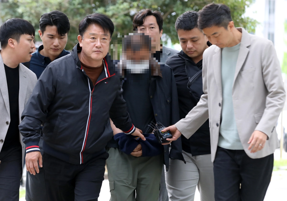 화물연대본부 집회 현장에서 차를 몰고 경찰 바리케이드를 돌진한 혐의(특수공무집행방해 등)를 받는 조합원이 구속 전 피의자 심문(영장실질심사)을 받기 위해 23일 창원지법 진주지원에 출석하고 있다. 2026.4.23. 연합뉴스