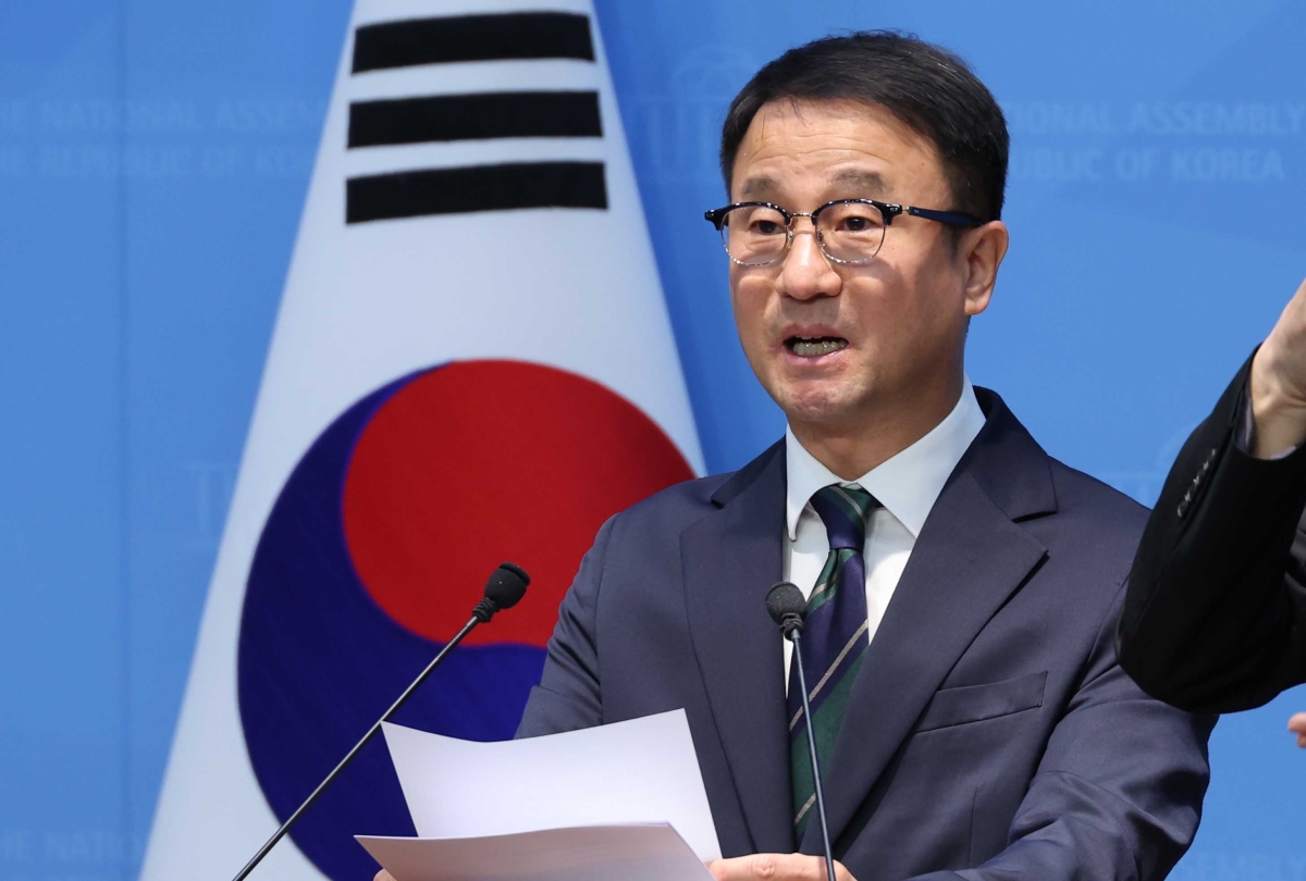 한병도 전 더불어민주당 원내대표가 23일 오전 서울 여의도 국회 소통관에서 기자회견을 열고, 원내대표 연임 도전을 선언하고 있다. 뉴시스