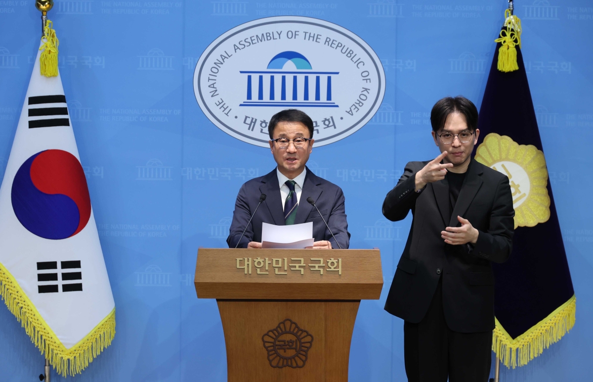 한병도 전 더불어민주당 원내대표가 23일 오전 서울 여의도 국회 소통관에서 기자회견을 열고, 원내대표 연임 도전을 선언하고 있다. 뉴시스