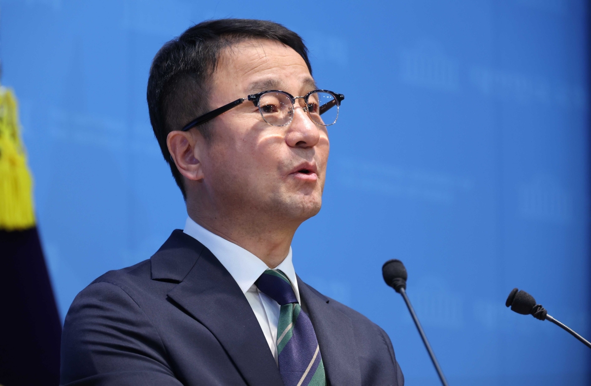 한병도 전 더불어민주당 원내대표가 23일 오전 서울 여의도 국회 소통관에서 기자회견을 열고, 원내대표 연임 도전을 선언하고 있다. 뉴시스