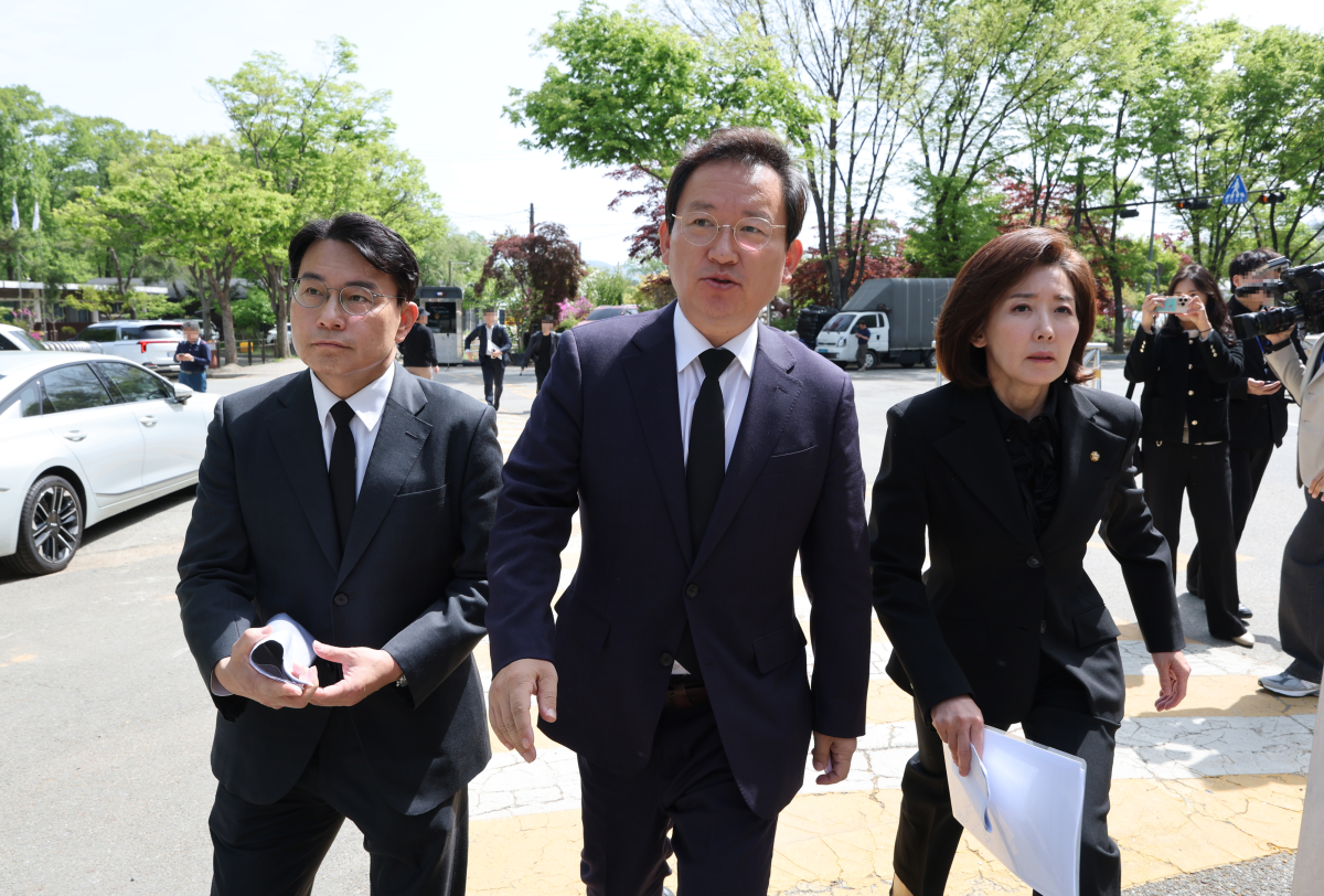 국민의힘 국정조사특위 김형동 간사, 나경원·윤상현 의원이 23일 국가정보원 앞에서 국정원 현장조사 협조 등을 촉구하며 취재진 앞에서 발언한 뒤 이동하고 있다. 연합뉴스