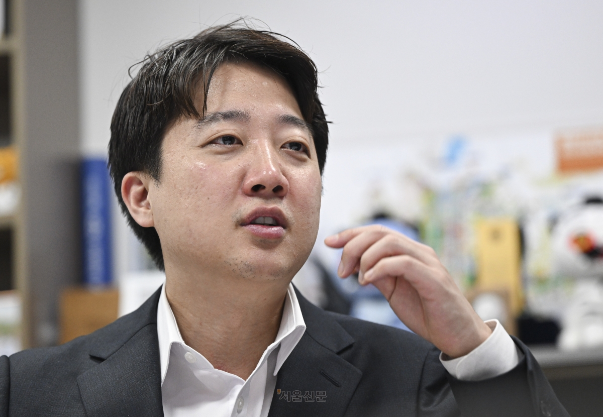 이준석 개혁신당 대표는 “정책의 순수성으로 보면 제가 가장 오른쪽에 있는 사람일 것”이라며 “다만 박정희식 전체주의나 윤석열식 검찰주의에 대해서는 (반대하는) 자유주의 성향”이라고 말했다. 인터뷰는 지난 17일 국회 의원회관 사무실에서 진행됐다. 이지훈 기자