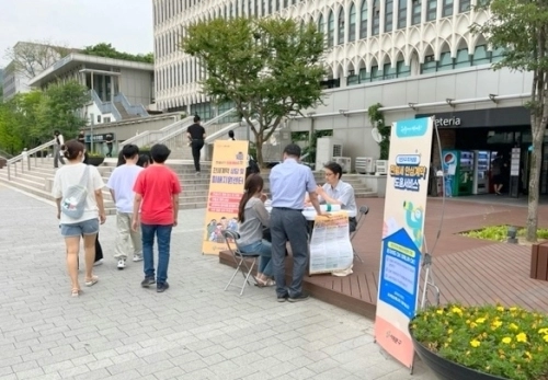 서울 서대문구 관계자가 지난달 연세대 앞에서 찾아가는 전월세 안심계약 도움서비스를 운영하고 있다.  서대문구 제공
