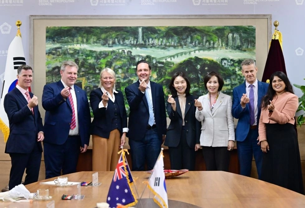 지난 22일 서울시의회를 방문한 호주 뉴사우스웨일즈(NSW)주 의회 대표단과 기념촬영하는 이숙자 위원장(오른쪽 세 번째)