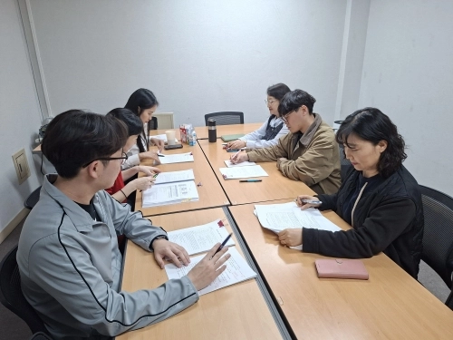 서울 노원구 건강장수센터의 다학제팀이 지난 1일 사무실에서 통합돌봄 사례 회의를 하고 있다.  노원구 제공