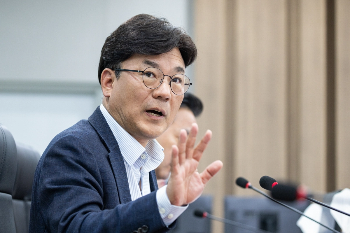 최만식 의원이 23일에 열린 2026년도 제1회 경기도 복지국 추가경정예산안을 심사하며 질의하고 있다.(사진=경기도의회)