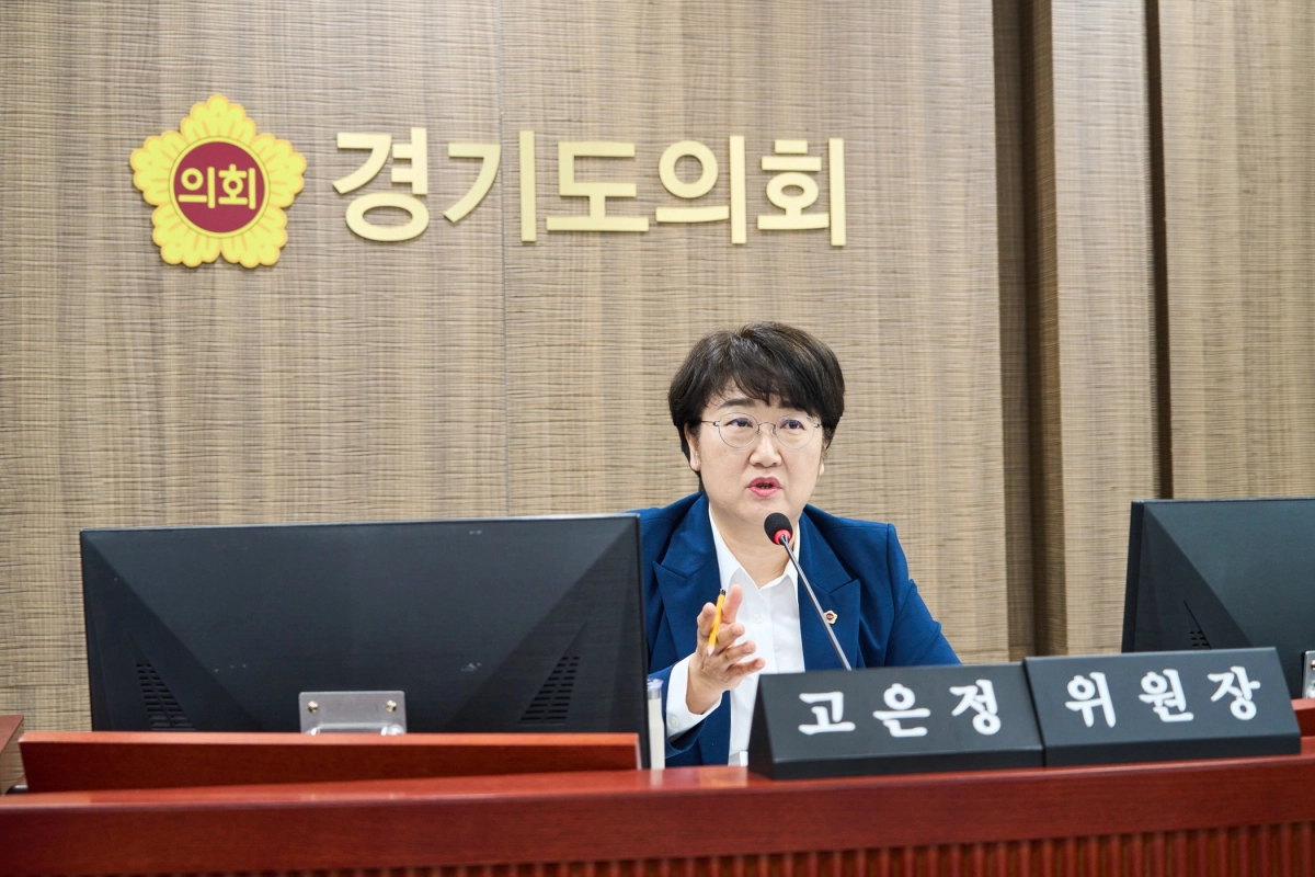 고은정 경제노동위원장이 23일 열린 제389회 임시회 1차 경제노동위원회 회의를 주재하며 질의하고 있다.(사진=경기도의회)