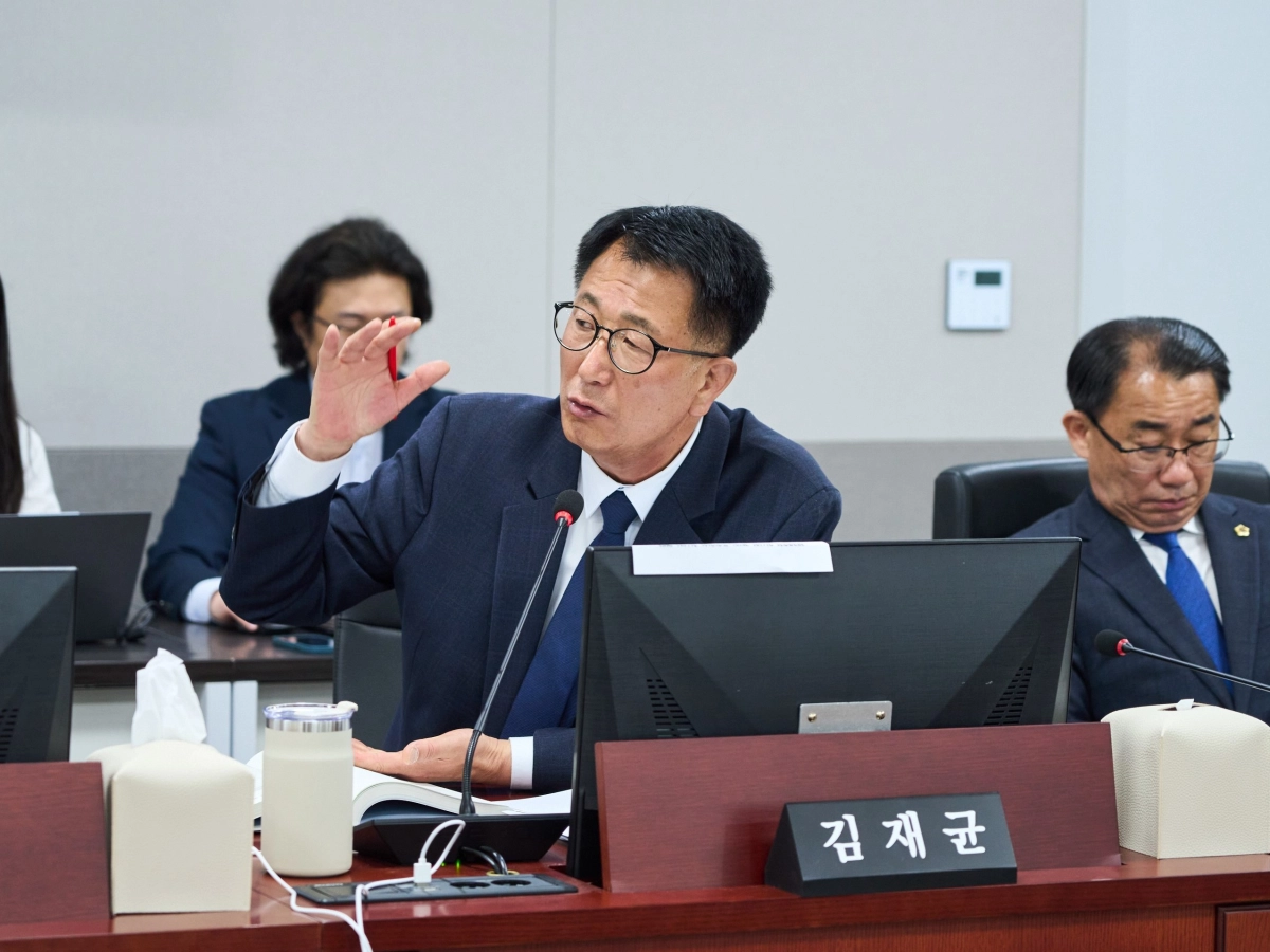 김재균 의원이 23일 열린 경제노동위원회 소관 2026년도 제1회 경기도 추가경정예산안을 심의하며 질의하고 있다.(사진=경기도의회)