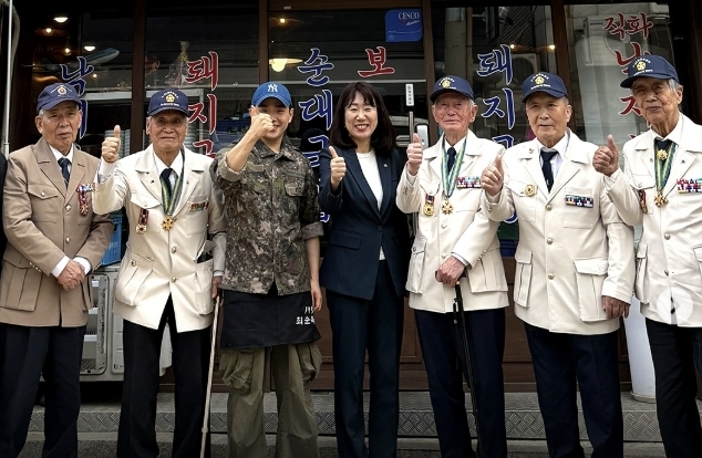 강윤진 국가보훈부 차관이 17일 서울 노원구에서 참전용사에게 무료로 국밥을 대접한 식당을 방문해 유공자 예우 문화 확산에 기여한 식당 업체 대표를 격려하고 업체 대표, 참전유공자들과 기념촬영을 하고 있다. 2026.4.17 국가보훈부 제공