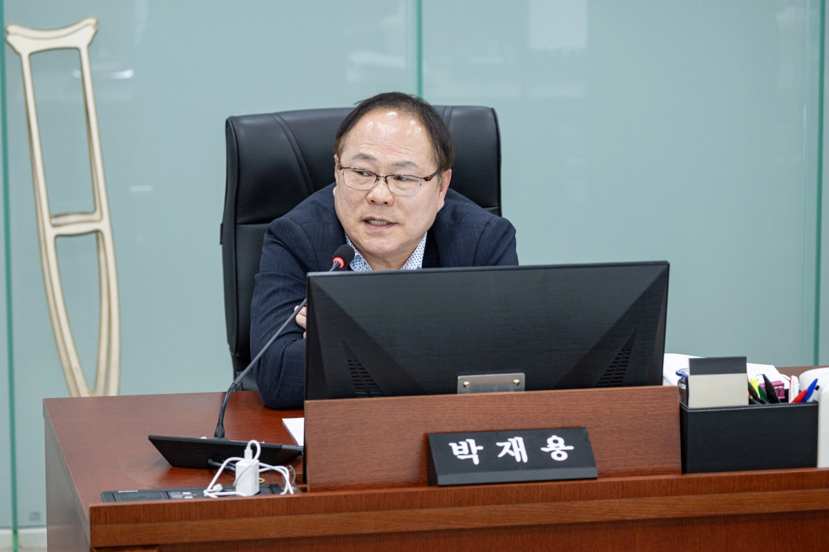 박재용 의원이 23일 열린 경기도의회 제389회 임시회 보건복지위원회 제1회 추가경정예산안을 심사하며 질의하고 있다.(사진=경기도의회)
