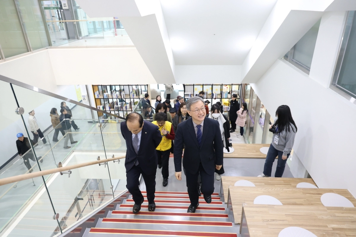 장인홍(앞줄 오른쪽) 서울 구로구청장이 지난 2월 개봉동 ‘구로문화누리’ 개관식에서 시설을 둘러보고 있다. 구로구 제공