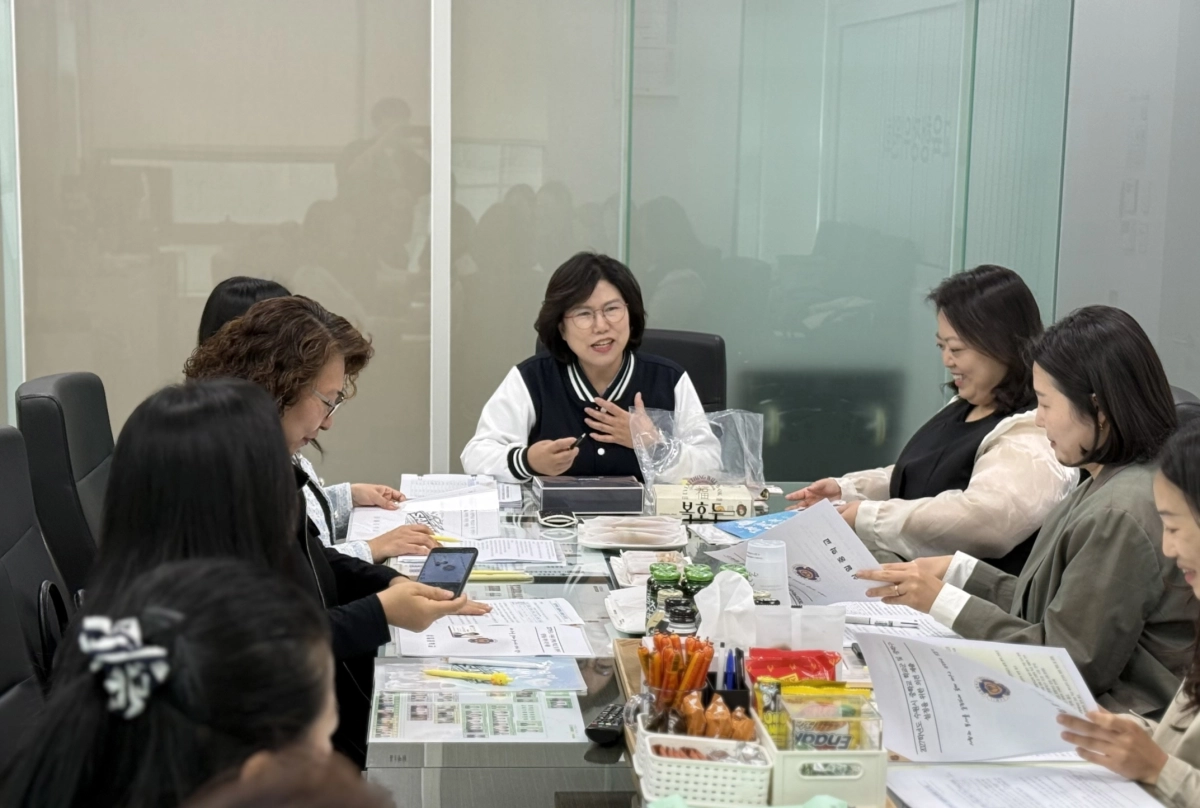 이애형 의원이 23일 경기도의회에서 ‘2027학년도 수원시 중학교 학교군 및 중학구 설정’과 관련해 삼일중학교 및 인계초등학교 학부모들의 의견을 청취하고 있다.(사진=경기도의회)