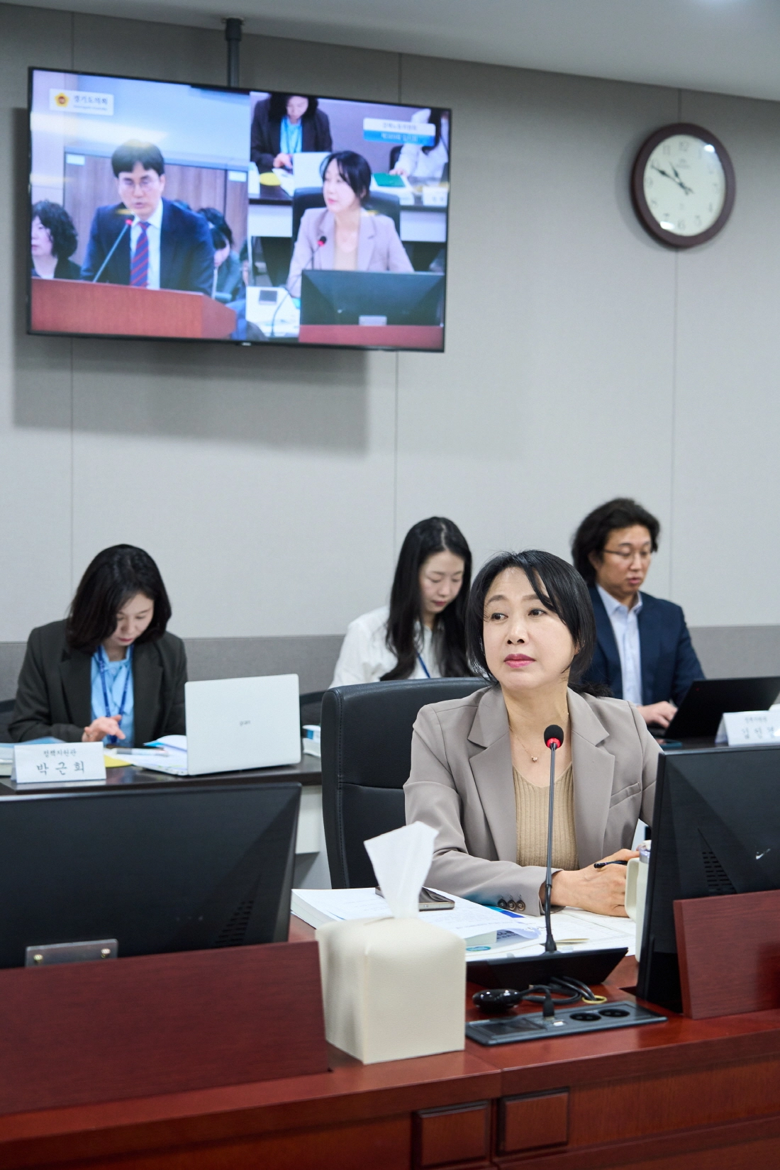 이병숙 의원이 23일 열린 제1회 추가경정예산안 심사를 진행하며 질의하고 있다.(사진=경기도의회)