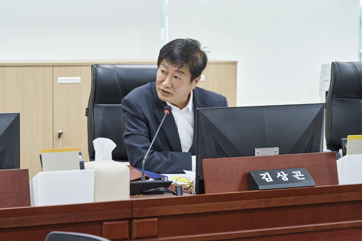 김상곤 의원이 23일 2026년 제1회 추가경정예산안 심사를 진행하며 질의하고 있다.(사진=경기도의회)