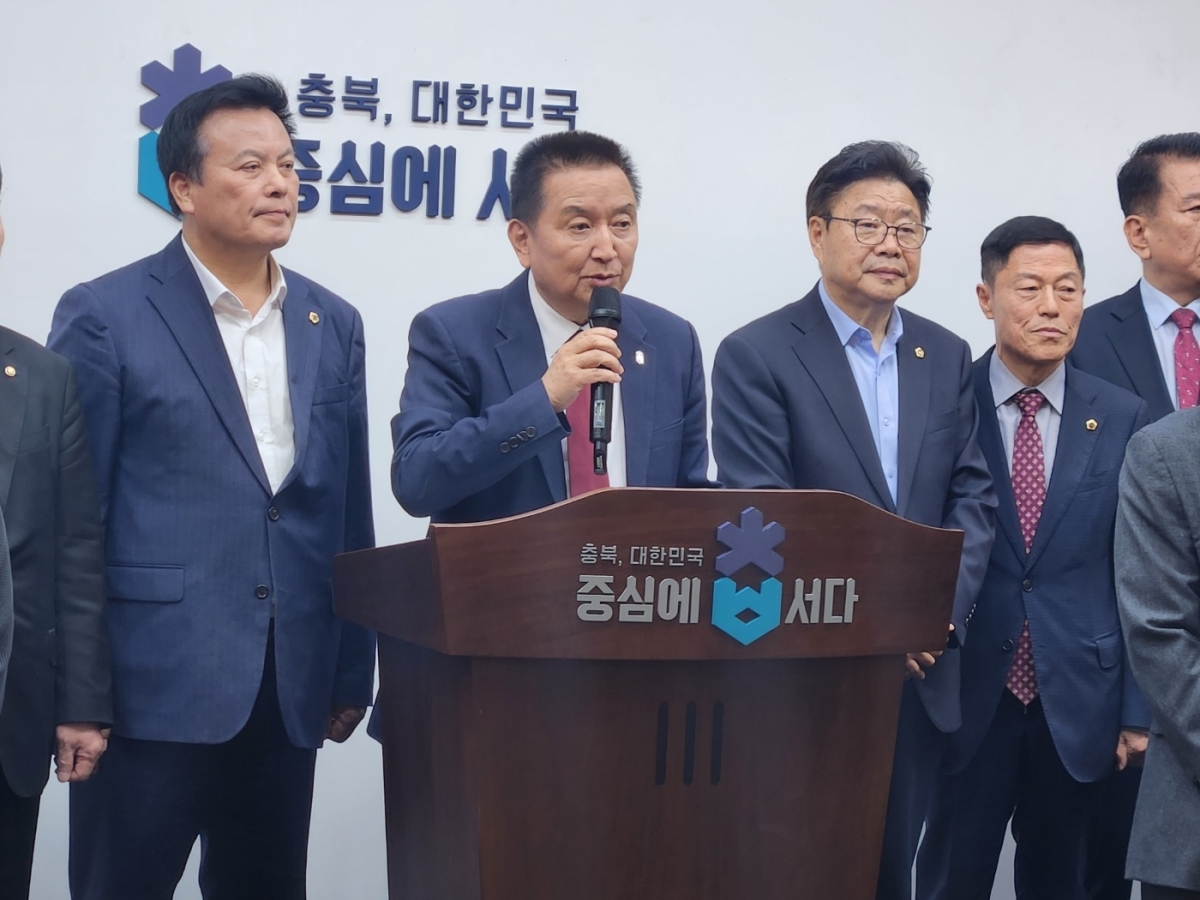 김영환(왼쪽에서 두번째)  충북지사가 23일 지방선거 출마선언 기자회견을 하고 있다. 남인우 기자
