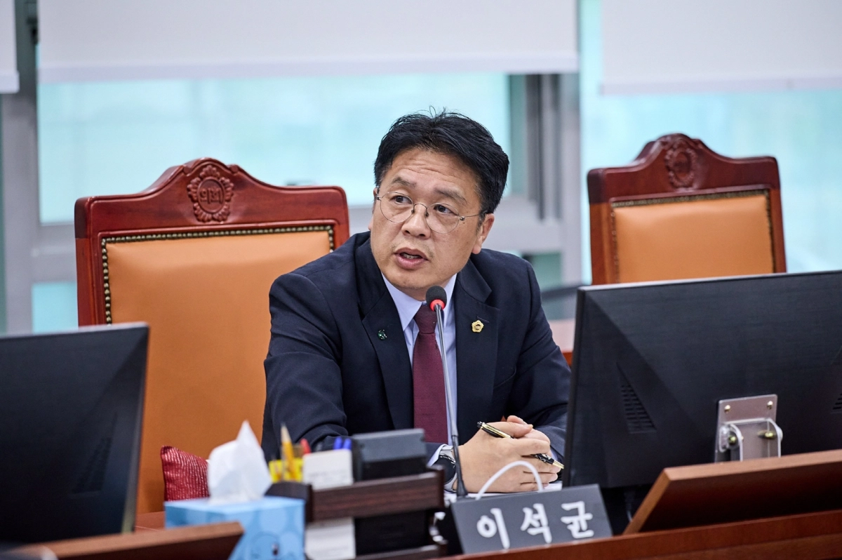 이석균 의원이 21일 제389회 임시회 기획재정위원회 안건 심사를 진행하며 질의하고 있다.(사진=경기도의회)
