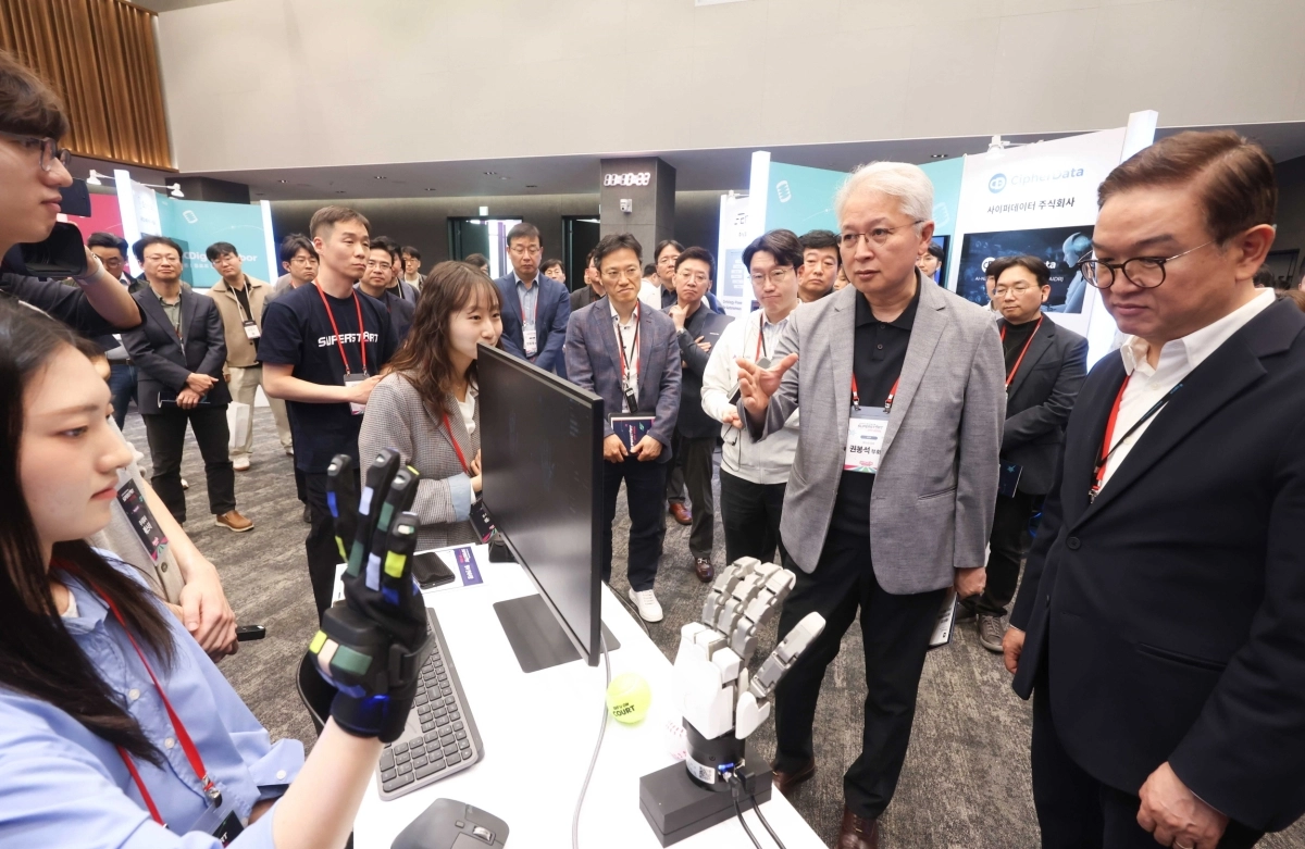 권봉석(오른쪽 두 번째) (주)LG COO와 정수헌(오른쪽 첫 번째) LG사이언스파크 대표가 지난 22일 서울 강서구 마곡 LG사이언스파크에서 열린 ‘슈퍼스타트 데이 2026’에서 스타트업의 기술 시연을 살펴보고 있다. LG 제공