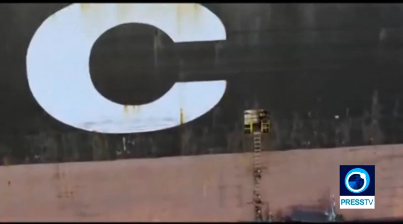 이란 혁명수비대가 이스라엘 국적의 상선에 사다리를 타고 오르는 모습. 이란 국영TV 화면 캡처