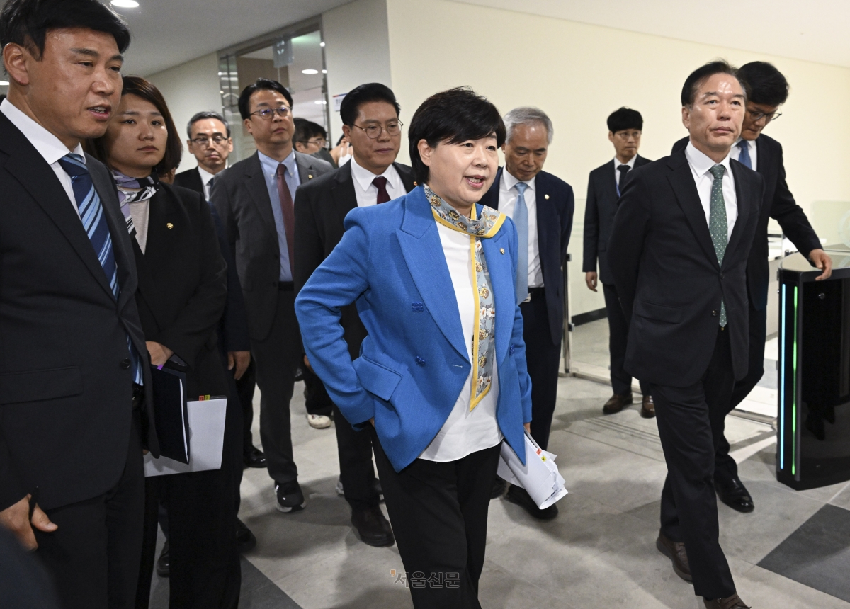 더불어민주당 소속 서영교 국조특위 위원장 등 위원들이 23일 서울 종로구 감사원에서 열린 윤석열 정권 정치검찰 조작 기소 의혹 사건 진상규명 국정조사특별위원회 현장 조사를 위해 열람실로 이동하고 있다. 2026.4.23 이지훈 기자