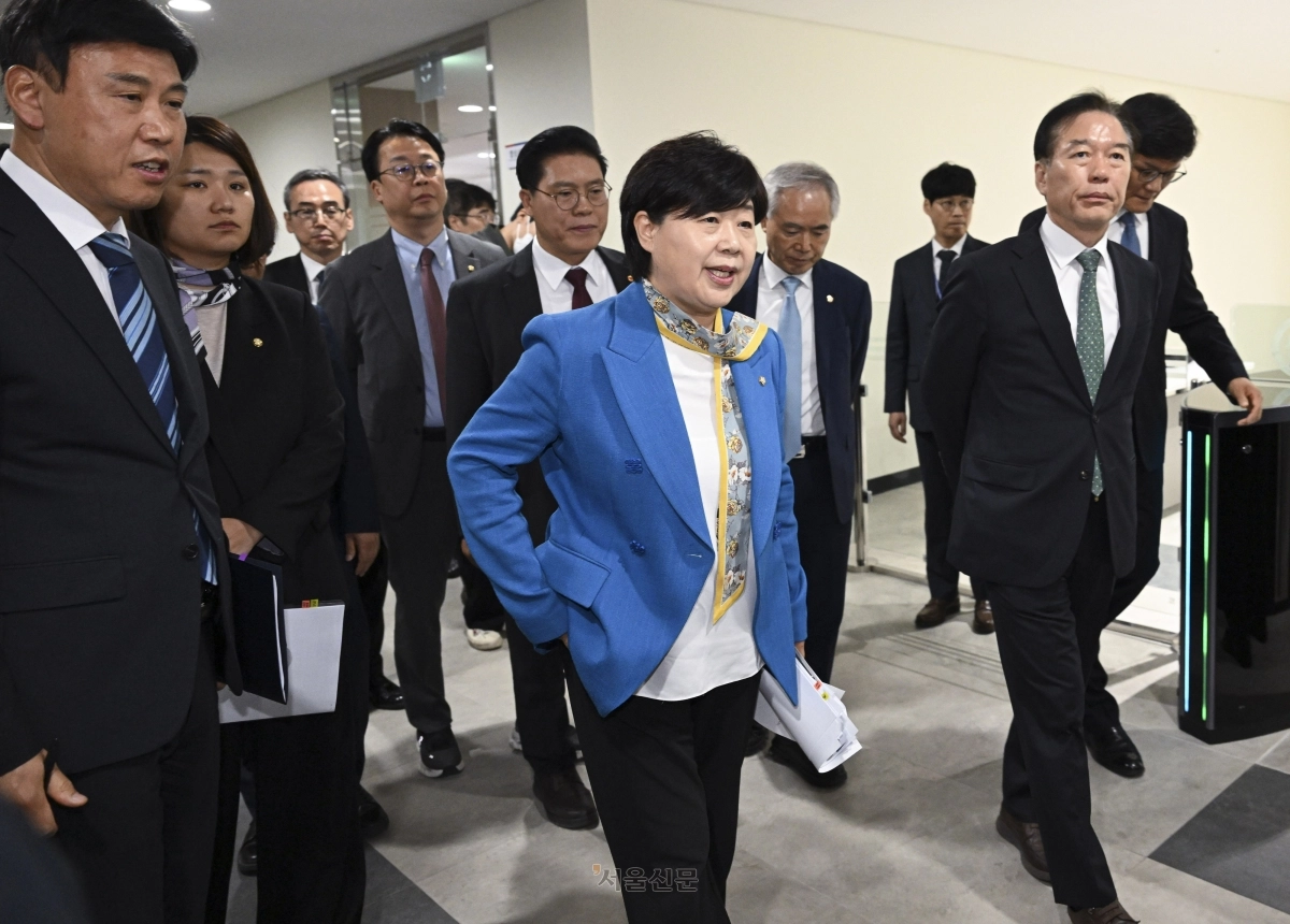 더불어민주당 소속 서영교 국조특위 위원장 등 위원들이 23일 서울 종로구 감사원에서 열린 윤석열 정권 정치검찰 조작 기소 의혹 사건 진상규명 국정조사특별위원회 현장 조사를 위해 열람실로 이동하고 있다. 2026.4.23 이지훈 기자