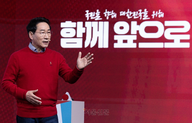 유정복 인천시장이 지난해 4월 18일 오후 서울 강서구 ASSA아트홀에서 열린 국민의힘 ‘제21대 대통령후보자 1차 경선 비전대회’에서 비전을 발표하고 있다. 서울신문