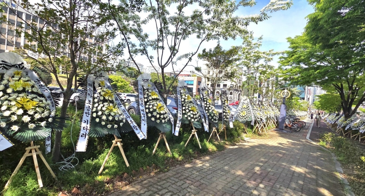 광주지법 순천지원 앞 인도 150여m 거리 양쪽에 생후 4개월 아들을 살해한 부부를 엄벌하라는 근조 화환 200여개가 세워져 있다.