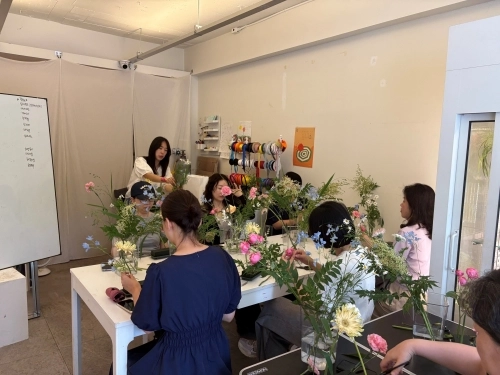 서울 성동구민들이 지난해 6월 금호동의 한 꽃집에서 ‘꽃꽂이’를 배우고 있다. 성동구 제공