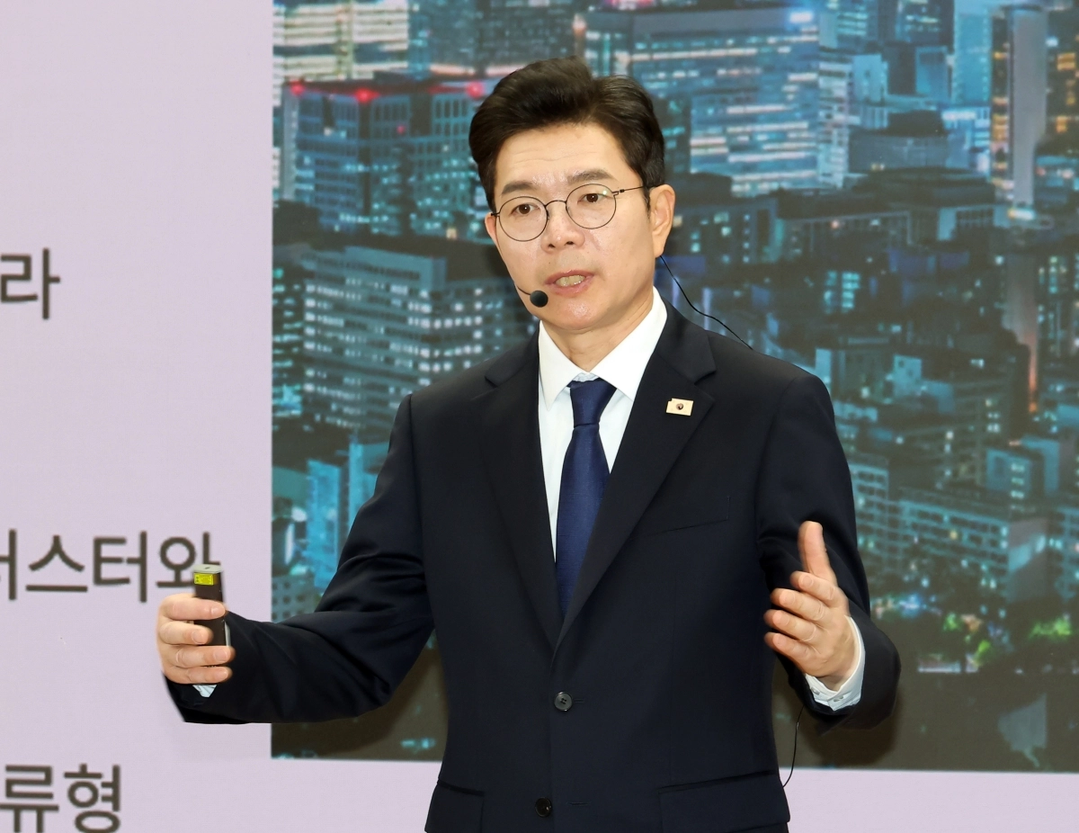 더불어민주당 정원오 서울시장 후보가 23일 국회 의원회관에서 G2서울 비전선포 ‘세계도시 서울의 대전환’을 발표하고 있다. 연합뉴스