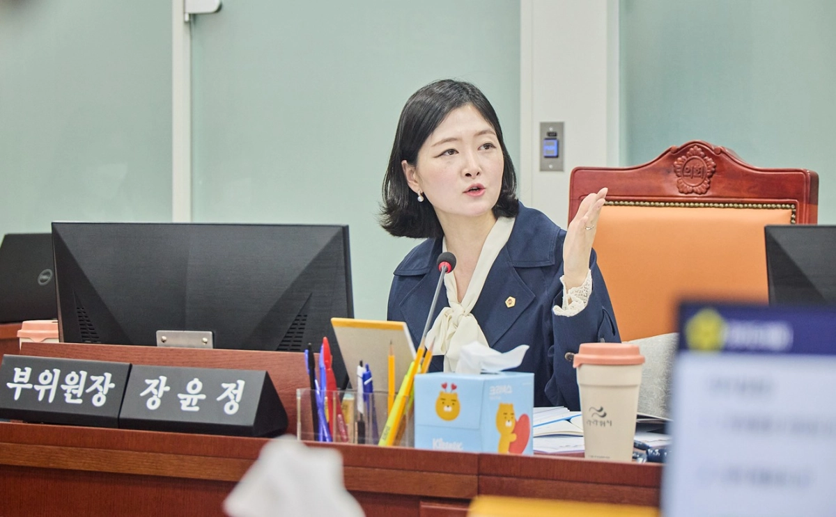 장윤정 의원이 22일 열린 제389회 임시회 제1차 교육기획위원회 회의에서 위원장으로 활동해 온 ‘학교 급식실 환기설비 개선 TF’ 점검 결과를 보고하고 있다.(사진=경기도의회)