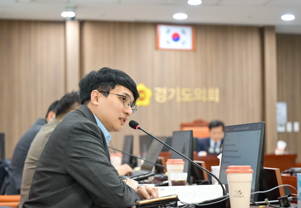 장민수 의원이 23일 제389회 임시회 제2차 여성가족평생교육위원회 2026년도 제1회 추가경정예산안 심사를 진행하며 질의하고 있다.(사진=경기도의회)
