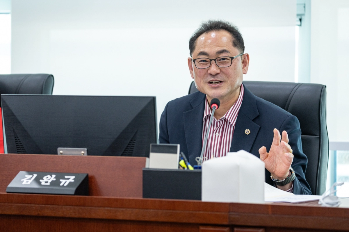김완규 의원이 23일 2026년도 제1회 추가경정예산안 심사를 진행하며 질의하고 있다.(사진=경기도의회)