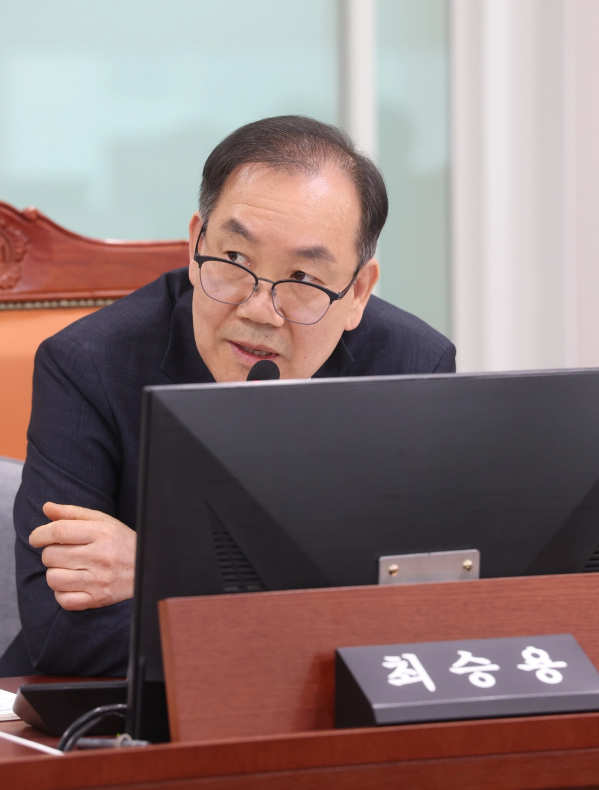 최승용 의원이 23일 도시주택실·기후환경에너지국·수자원본부를 대상으로 실시한 2026년도 제1회 추가경정예산안 심사를 진행하며 질의하고 있다.(사진=경기도의회)